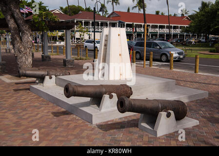 Quatre canons, récupérés d'une fédération de barge, sont situés sur la rue Wharf, dans le port de Lahaina, rwith Pioneer Inn dans l'arrière-plan Banque D'Images