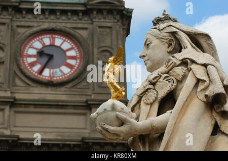 Statue de la reine Victoria et Hôtel de Ville Tour de l'horloge à un arrière-plan, Ballarat, Victoria, Australie Banque D'Images