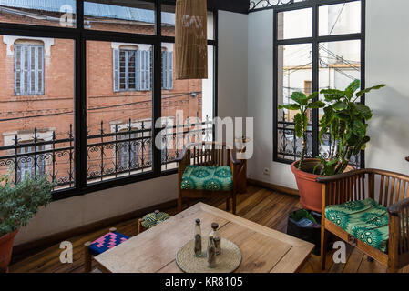 Le salon de la résidence Lapasoa, un petit hôtel de caractère dans la vieille ville d'Antananarivo, Madagascar, l'Afrique. Banque D'Images