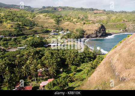 Le village et la baie Kahakuloa distant comme vu de l'arrière de la tête Kahakuloa Banque D'Images