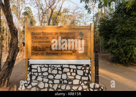 Panneau de bienvenue à l'entrée de la forêt de Kirindy réserver. Madagascar, l'Afrique. Banque D'Images