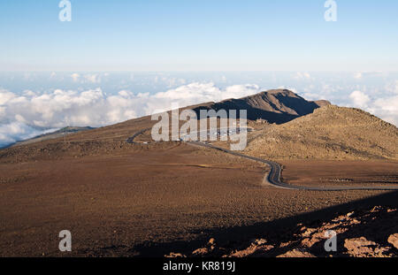 Vue du haut de la cratère de Haleakala vers le terrain de stationnement du centre des visiteurs Banque D'Images