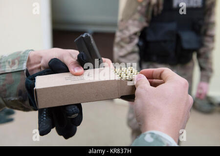 Munitions simulées sont utilisés par des soldats américains affectés à l'Office de prévôt de l'Armée américaine au Benelux de la garnison qui effectuent des opérations de tir active en caserne Daumerie, Chièvres, Belgique, le 12 décembre 2017. Les soldats formés à leur évaluation de l'application de la loi. (U.S. Army Banque D'Images
