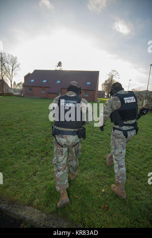 Des soldats américains affectés à l'Office de prévôt de l'Armée américaine au Benelux de la garnison se diriger vers un bâtiment où les tireurs actifs sont détectées pour une formation en caserne Daumerie, Chièvres, Belgique, le 12 décembre 2017. Les soldats formés à leur évaluation de l'application de la loi. (U.S. Army Banque D'Images
