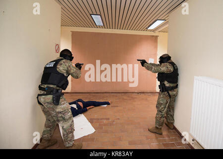 Des soldats américains affectés à l'Office de prévôt de l'Armée américaine au Benelux garnison recouvrir les deux faces d'un couloir qu'ils effectuent des opérations de tir active en caserne Daumerie, Chièvres, Belgique, le 12 décembre 2017. Les soldats formés à leur évaluation de l'application de la loi. (U.S. Army Banque D'Images