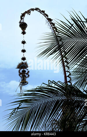 Penjor traditionnels de Bali. Pôle de bambou avec décoration sur le village-rue. L'art et de la culture indonésienne. Banque D'Images