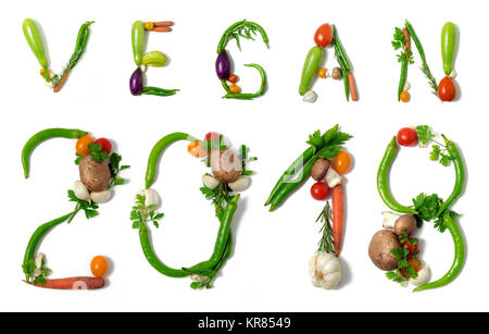 2018 "vegan" écrit avec des légumes, comme une métaphore ou un concept d'une alimentation saine, vie, alimentation, recette. Isolé sur fond blanc. Bonne année Banque D'Images