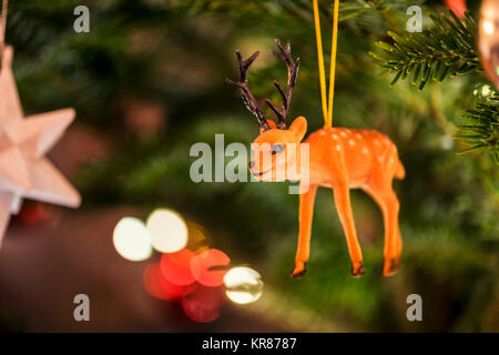 Renne miniature accroché dans l'arbre de Noël Banque D'Images