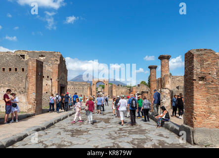 Les touristes dans les ruines du Forum Romain de Pompéi Pompéi ( ) avec le Vésuve en arrière-plan, Naples, Campanie, Italie Banque D'Images