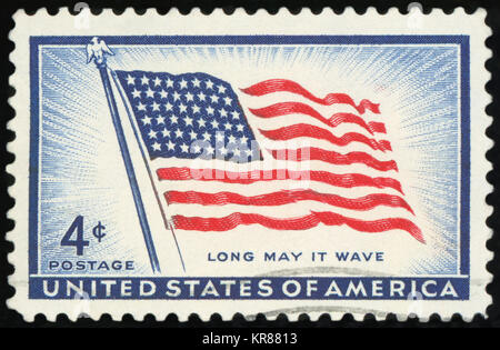 USA - VERS 1957 : timbre imprimé aux États-Unis montre le drapeau 'Old Glory' (48 étoiles), avec l'inscription 'Long peut il vague", vers 1957 Banque D'Images