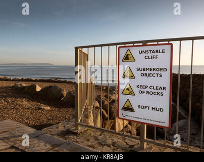 Preuve de la falaise et de l'érosion côtière, la perte de bâtiments et exposé les tuyauteries, systèmes de drainage, de l'argile molle, de boue et s'effondra de falaises. Banque D'Images