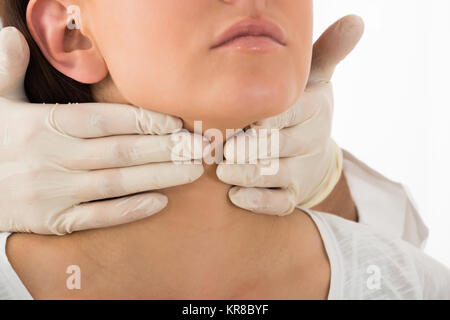 Le contrôle de la glande thyroïde Woman Banque D'Images