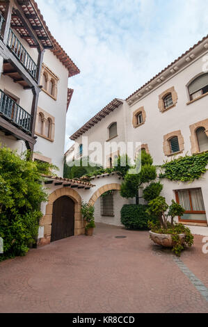 Maisons et carré dans le roc de Sant Gaietà, village typique, Roda de Berà, Catalogne, Espagne Banque D'Images