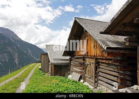 Vieilles fermes dans les montagnes d'autriche. vieilles maisons et lieux historiques Banque D'Images