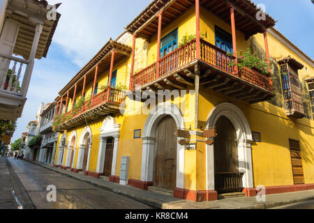 Coin de rue coloniale jaune Banque D'Images