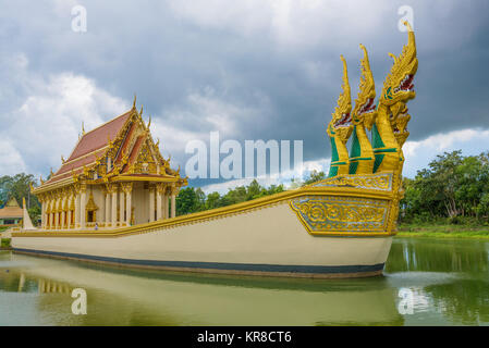 Le bâtiment de bateau unique du Wat Sa Prasan Suk temple à Ubon Ratchathani, Thaïlande. Banque D'Images