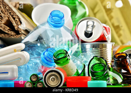 Recyclables constitués de verre, plastique, métal et papier Banque D'Images