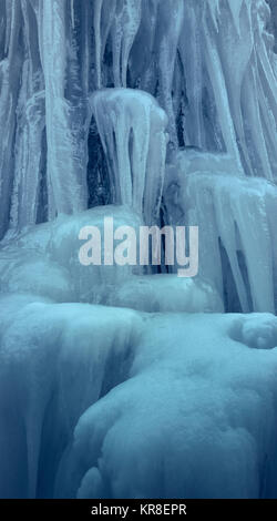 Cascade de glace d'eau. Mur de glace raide glissant vertical avec de longs glaçons. Banque D'Images