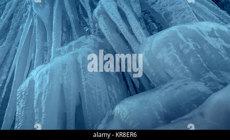 Cascade de glace d'eau. Mur de glace raide glissant vertical avec de longs glaçons. Banque D'Images