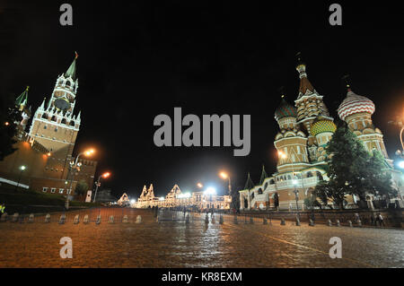 La place Rouge, Moscou : la cathédrale de Saint Basil et Spasskaya Bashnya (Russie) Banque D'Images