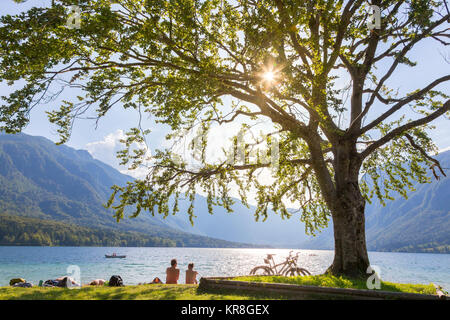 Couple bénéficiant d'une belle nature autour du lac de Bohinj, en Slovénie. Banque D'Images