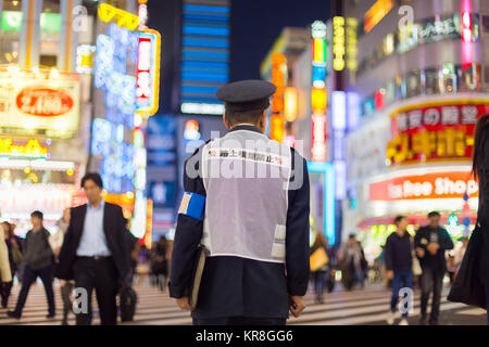 Policier japonais debout dans Shinjuku, Tokyo, Japon. Banque D'Images