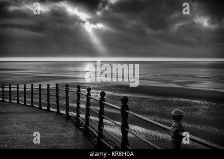 Après-midi d'hiver vue d'un ciel dramatique de la promenade à la station balnéaire de Blackpool Lancashire, Angleterre, RU Banque D'Images