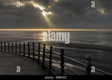 Après-midi d'hiver vue d'un ciel dramatique de la promenade à la station balnéaire de Blackpool Lancashire, Angleterre, RU Banque D'Images