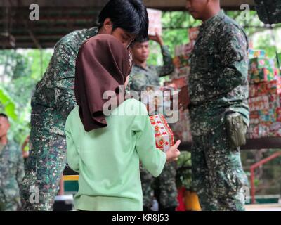 Party de Noël et cadeau donnant à principalement enfants musulmans à Jolo, Sulu a été organisée par l'équipe de débarquement du bataillon des Marines des Philippines 1. Pour lutter contre le terrorisme dans la zone infestée de Abu Sayyaff ; les marines sont de donner des services de base pour les résidents dans les zones en conflit à Mindanao. Par Sherbien Dacalanio (Photo / Pacific Press) Banque D'Images