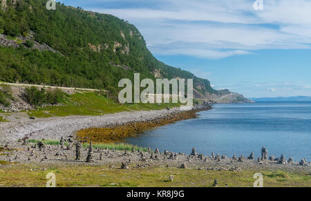 Pyramides faites de pierres sur la plage de Fjord Porsanger, Finnmark, Norvège Banque D'Images