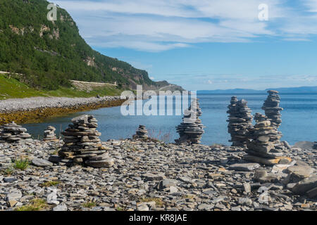 Pyramides faites de pierres sur la plage de Fjord Porsanger, Finnmark, Norvège Banque D'Images