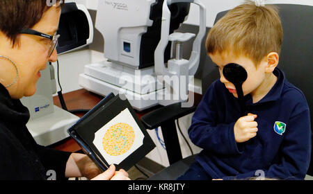 Un jeune garçon (5 ans) ayant son premier essai d'oeil Banque D'Images