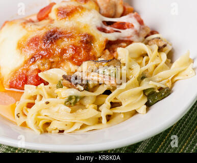 Pâtes aux légumes et poulet parmesan Banque D'Images