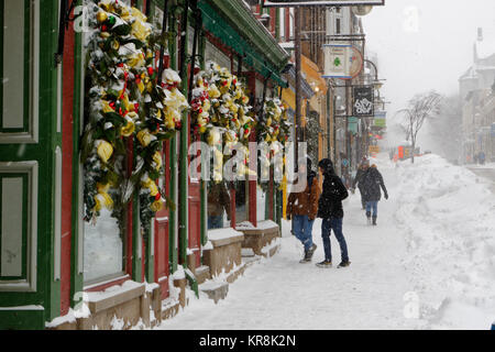 Snowy Rue St Jean dans la ville de Québec lors d'une forte tempête de neige, avec la célèbre boutique JA Moisan Banque D'Images