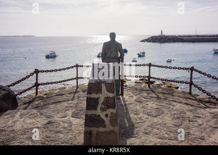 LANZAROTE, ESPAGNE - 7 Nov 2017 : une statue d'Ayuntamiento de Yaiza qui a été créé par l'artiste Chano Navarro Betancor domine le port de Playa Banque D'Images