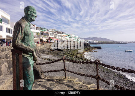 LANZAROTE, ESPAGNE - 7 Nov 2017 : une statue d'Ayuntamiento de Yaiza qui a été créé par l'artiste Chano Navarro Betancor domine le port de Playa Banque D'Images