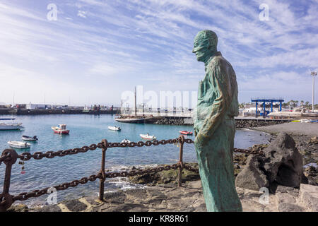 LANZAROTE, ESPAGNE 7 Nov 2017 : Statue de Ayuntamiento de Yaiza a été créé par l'artiste Chano Navarro Betancor domine le port de Playa Blaca. Banque D'Images