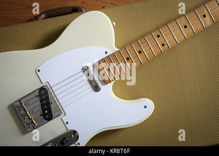 Fender Telecaster allongé sur guitar case Banque D'Images