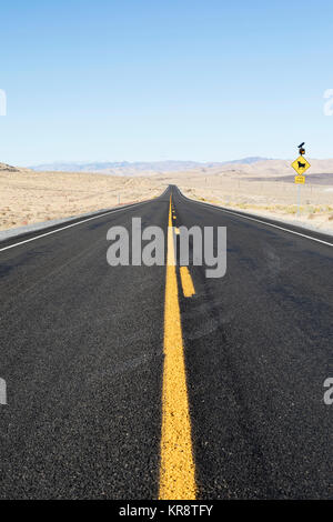 USA, Nevada, l'autoroute 50, ciel clair sur la route vide Banque D'Images