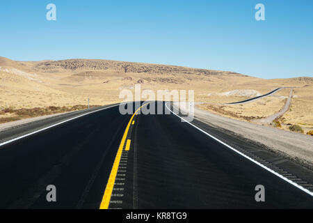 USA, Nevada, l'autoroute 50, ciel clair sur la route vide Banque D'Images