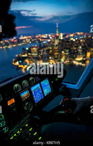 USA, New York, New York City, ville de nuit vu à partir d'hélicoptères de Banque D'Images