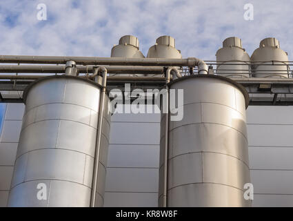 Détail de l'usine de produits chimiques, silos et tuyaux Banque D'Images