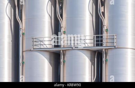 Détail de l'usine de produits chimiques, silos et tuyaux Banque D'Images