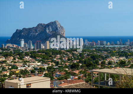 Vue panoramique de Calpe et le Rocher de Calpe, Ifach, Costa Blanca, Espagne. Banque D'Images