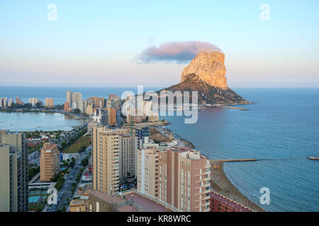 Le Rocher de Calpe, Ifach, vu du centre-ville de Calpe, Costa Blanca, Espagne Banque D'Images