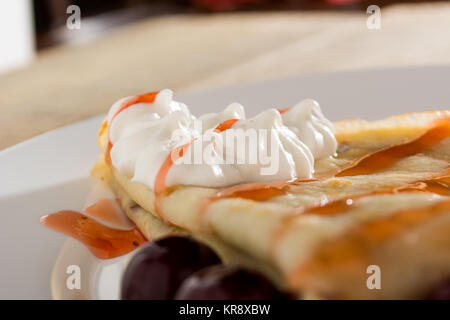 Frais, des crêpes avec des fruits d'or et crème Banque D'Images