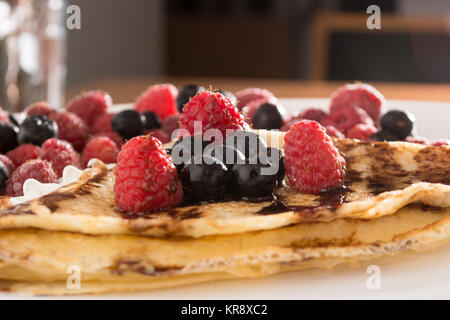 Frais, des crêpes avec des fruits d'or et crème Banque D'Images