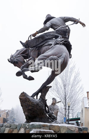 Austin Barton's 'attitude' sculpture sur un jour d'hiver à Joseph, Oregon. Banque D'Images