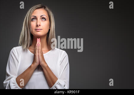 Femme en prière Banque D'Images