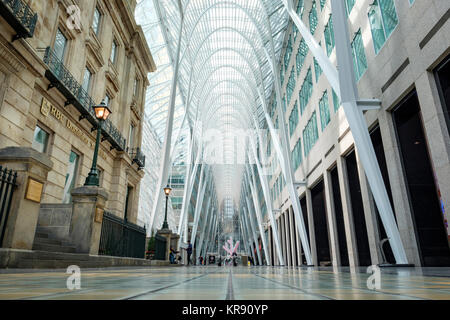 Vue vers de Brookfield Place (anciennement Place BCE) de Santiago Calatrava Allen Lambert Galleria dans le centre-ville de Toronto, Ontario, Canada. Banque D'Images